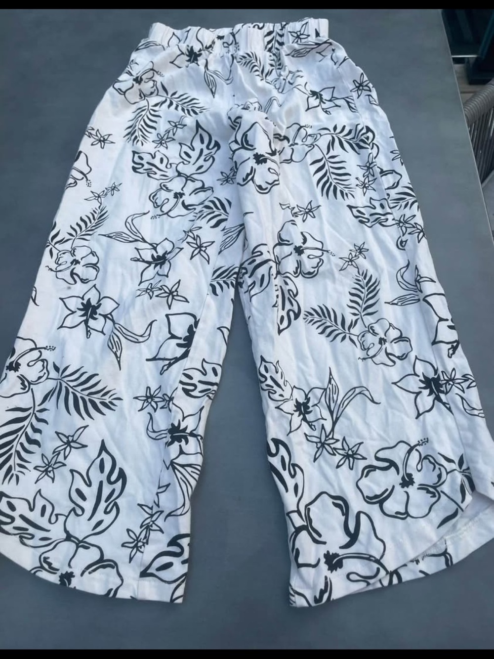 Zara (kids) White Pants with Black Floral Print